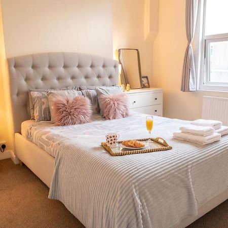 4 Bedroom Flat With High Speed Wi-Fi In North Acton, Ealing, West Londra Exterior foto