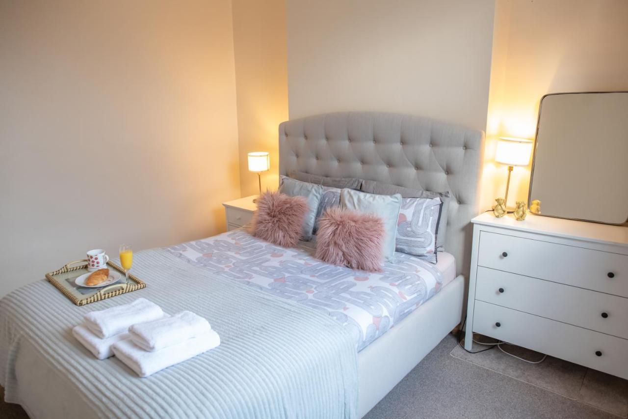 4 Bedroom Flat With High Speed Wi-Fi In North Acton, Ealing, West Londra Exterior foto