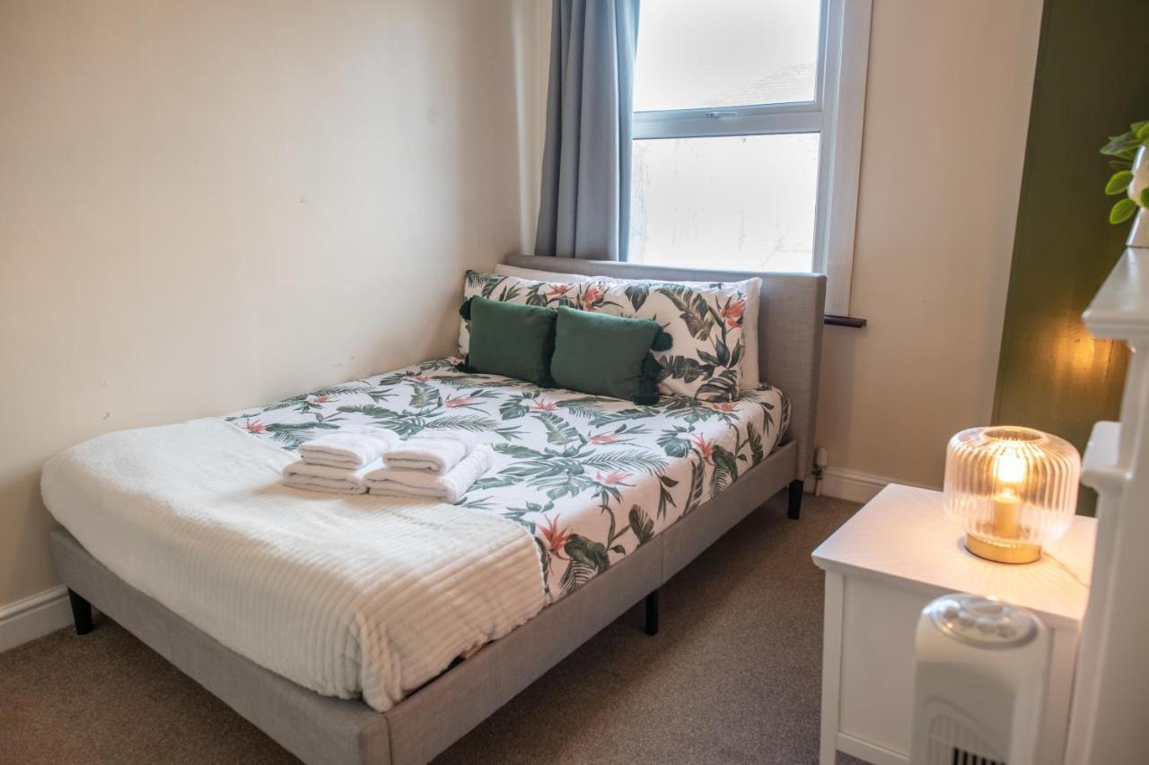 4 Bedroom Flat With High Speed Wi-Fi In North Acton, Ealing, West Londra Exterior foto