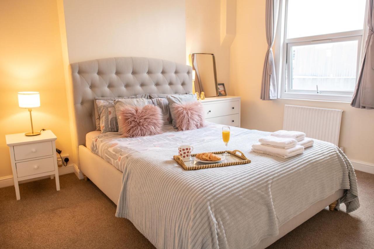 4 Bedroom Flat With High Speed Wi-Fi In North Acton, Ealing, West Londra Exterior foto