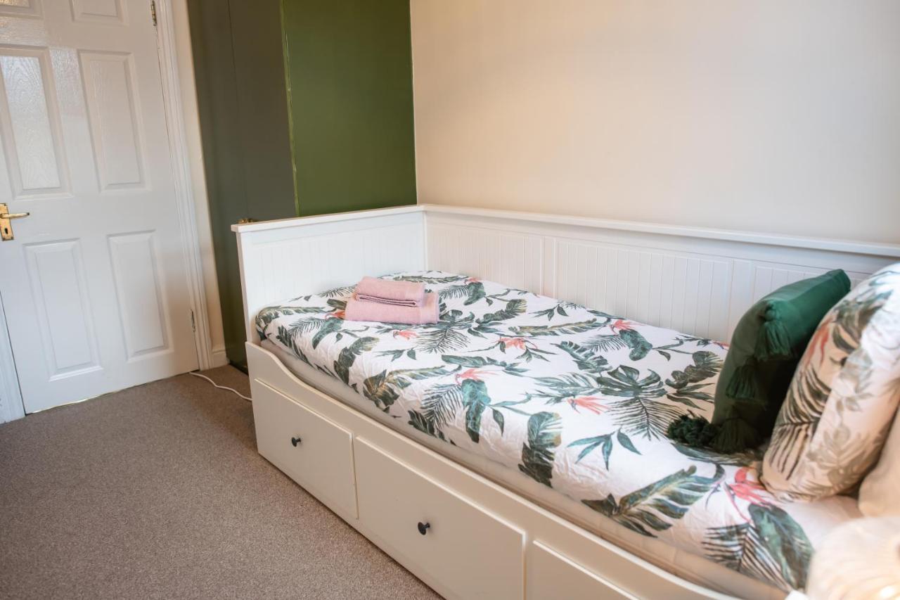 4 Bedroom Flat With High Speed Wi-Fi In North Acton, Ealing, West Londra Exterior foto