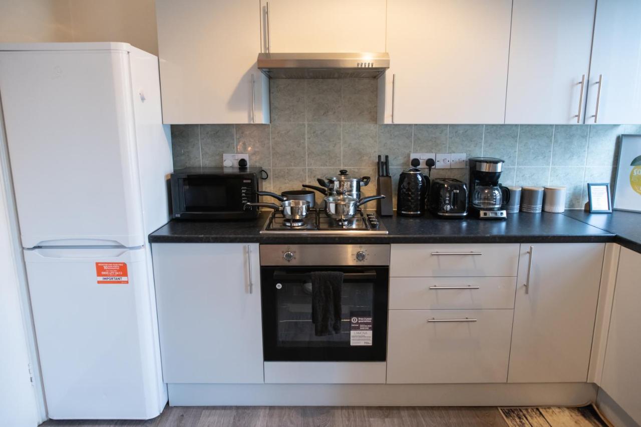 4 Bedroom Flat With High Speed Wi-Fi In North Acton, Ealing, West Londra Exterior foto