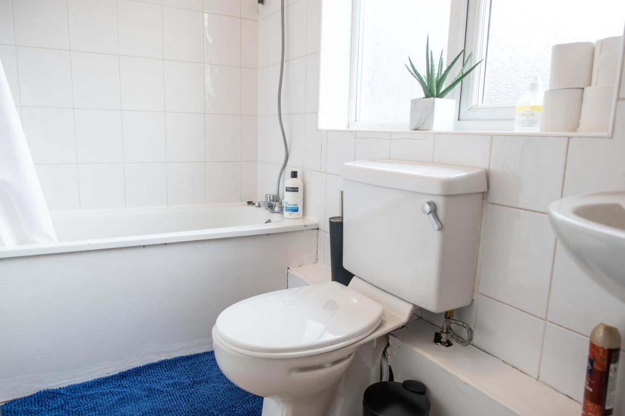 4 Bedroom Flat With High Speed Wi-Fi In North Acton, Ealing, West Londra Exterior foto