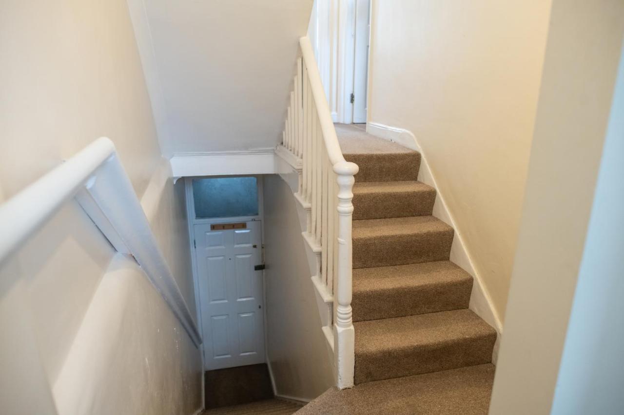 4 Bedroom Flat With High Speed Wi-Fi In North Acton, Ealing, West Londra Exterior foto