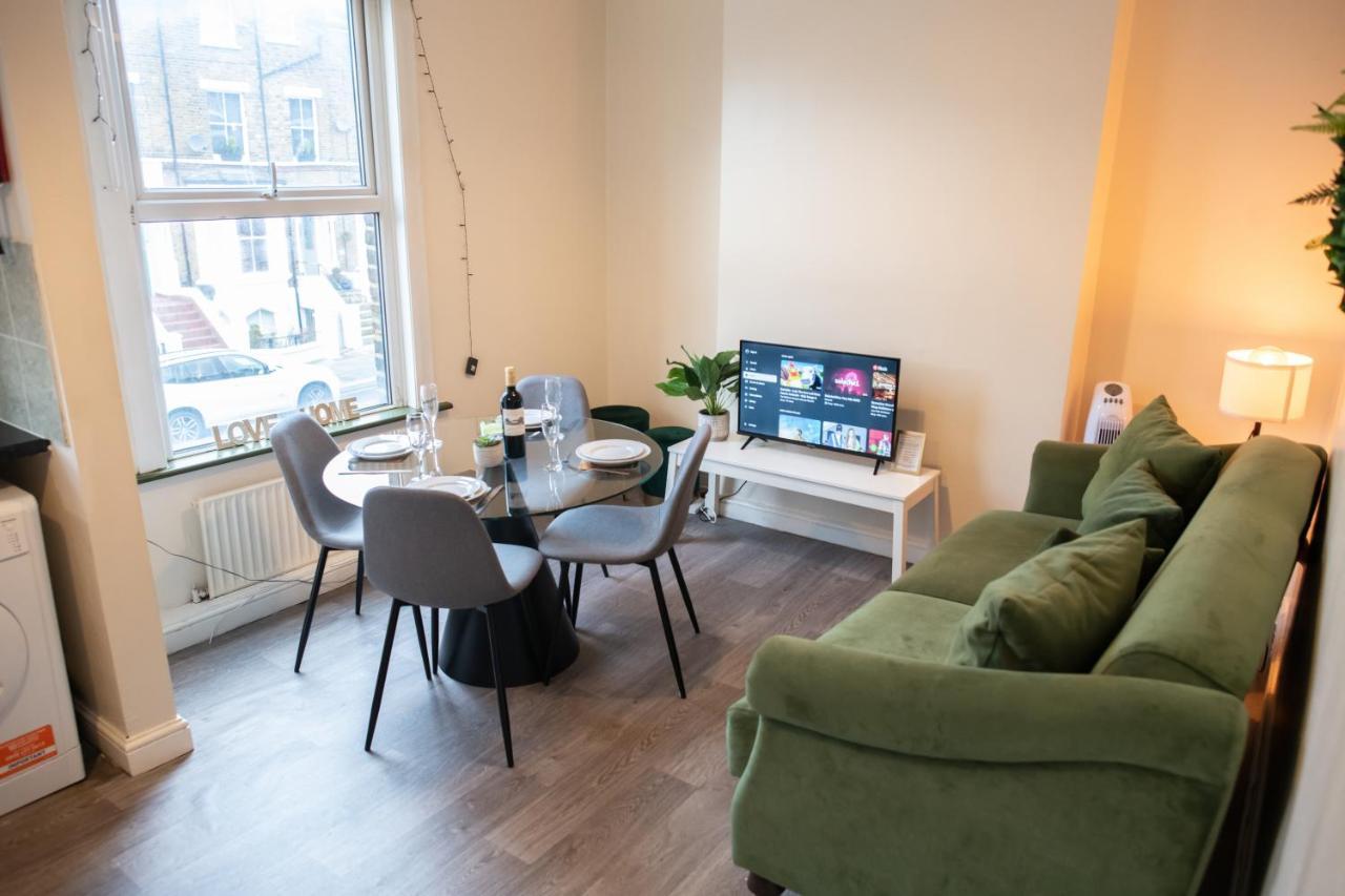 4 Bedroom Flat With High Speed Wi-Fi In North Acton, Ealing, West Londra Exterior foto