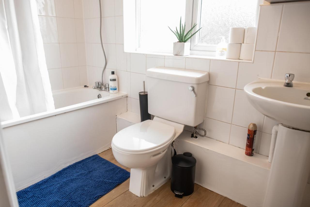 4 Bedroom Flat With High Speed Wi-Fi In North Acton, Ealing, West Londra Exterior foto