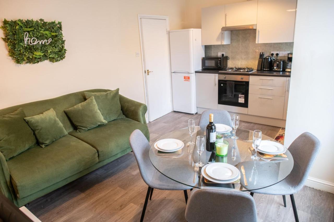 4 Bedroom Flat With High Speed Wi-Fi In North Acton, Ealing, West Londra Exterior foto