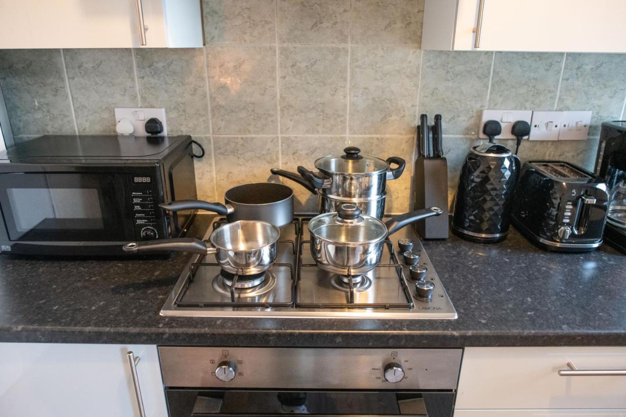 4 Bedroom Flat With High Speed Wi-Fi In North Acton, Ealing, West Londra Exterior foto
