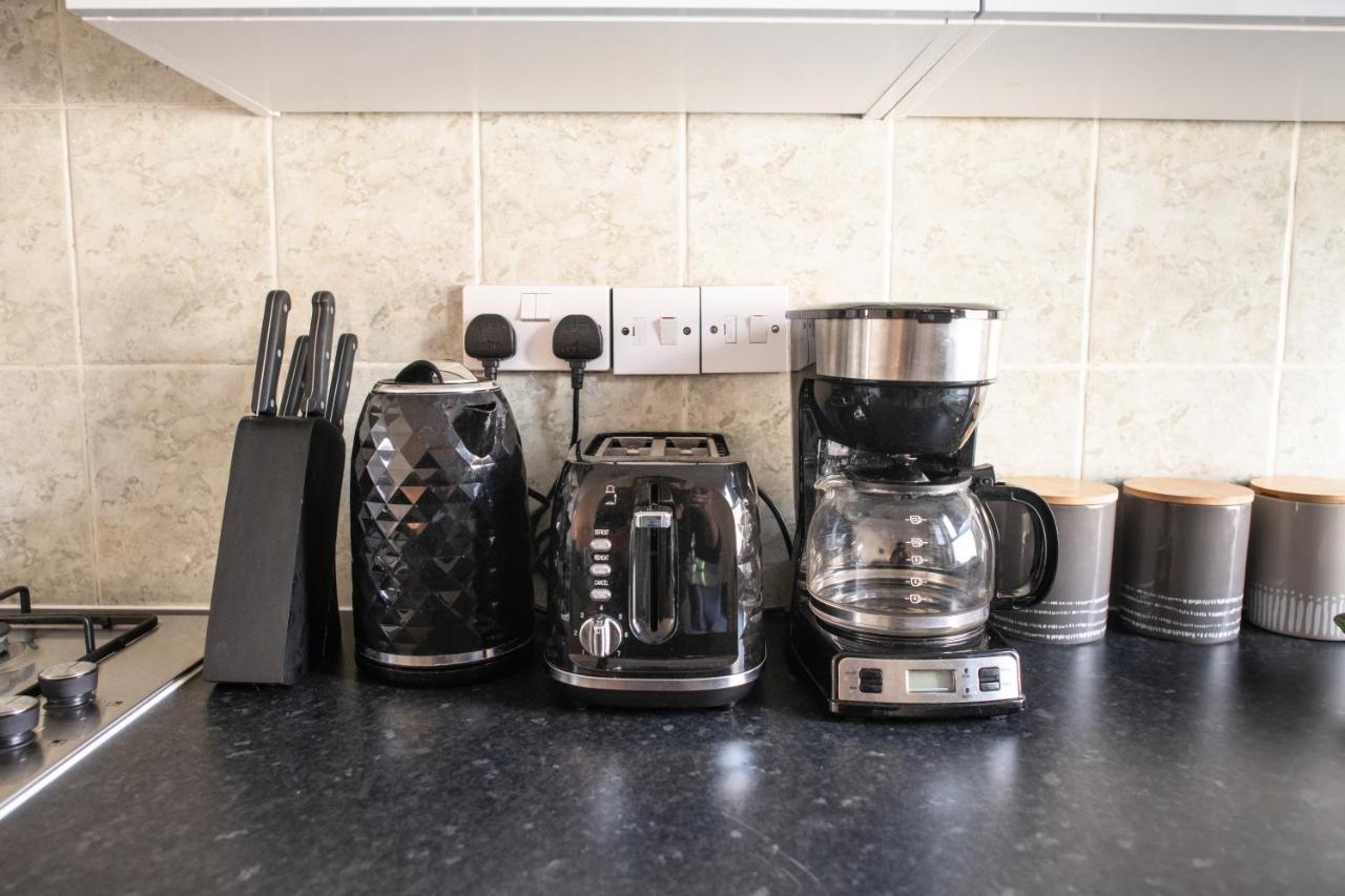 4 Bedroom Flat With High Speed Wi-Fi In North Acton, Ealing, West Londra Exterior foto