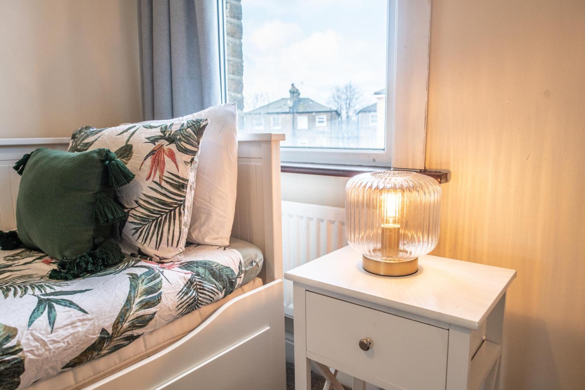 4 Bedroom Flat With High Speed Wi-Fi In North Acton, Ealing, West Londra Exterior foto