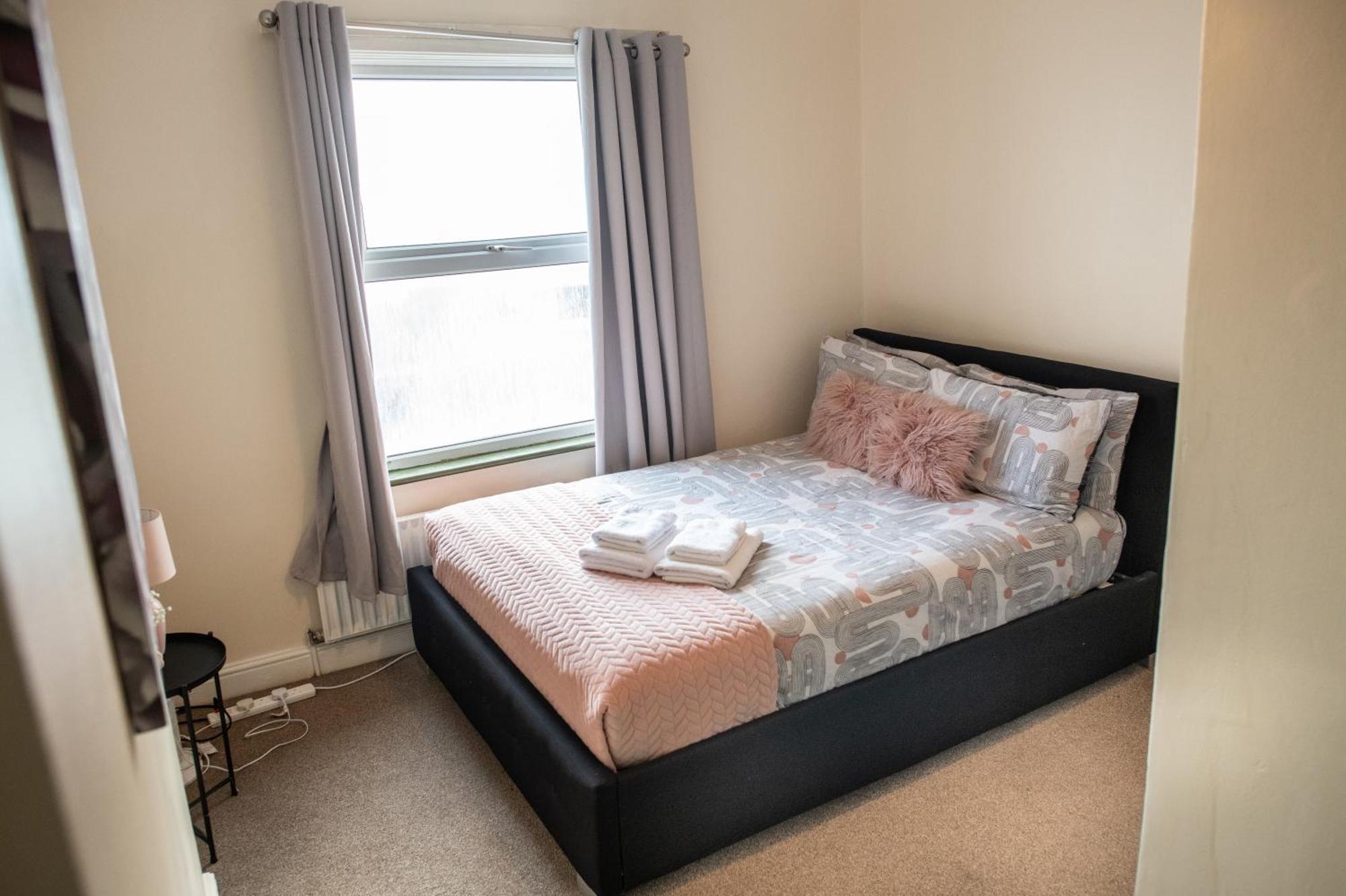 4 Bedroom Flat With High Speed Wi-Fi In North Acton, Ealing, West Londra Exterior foto